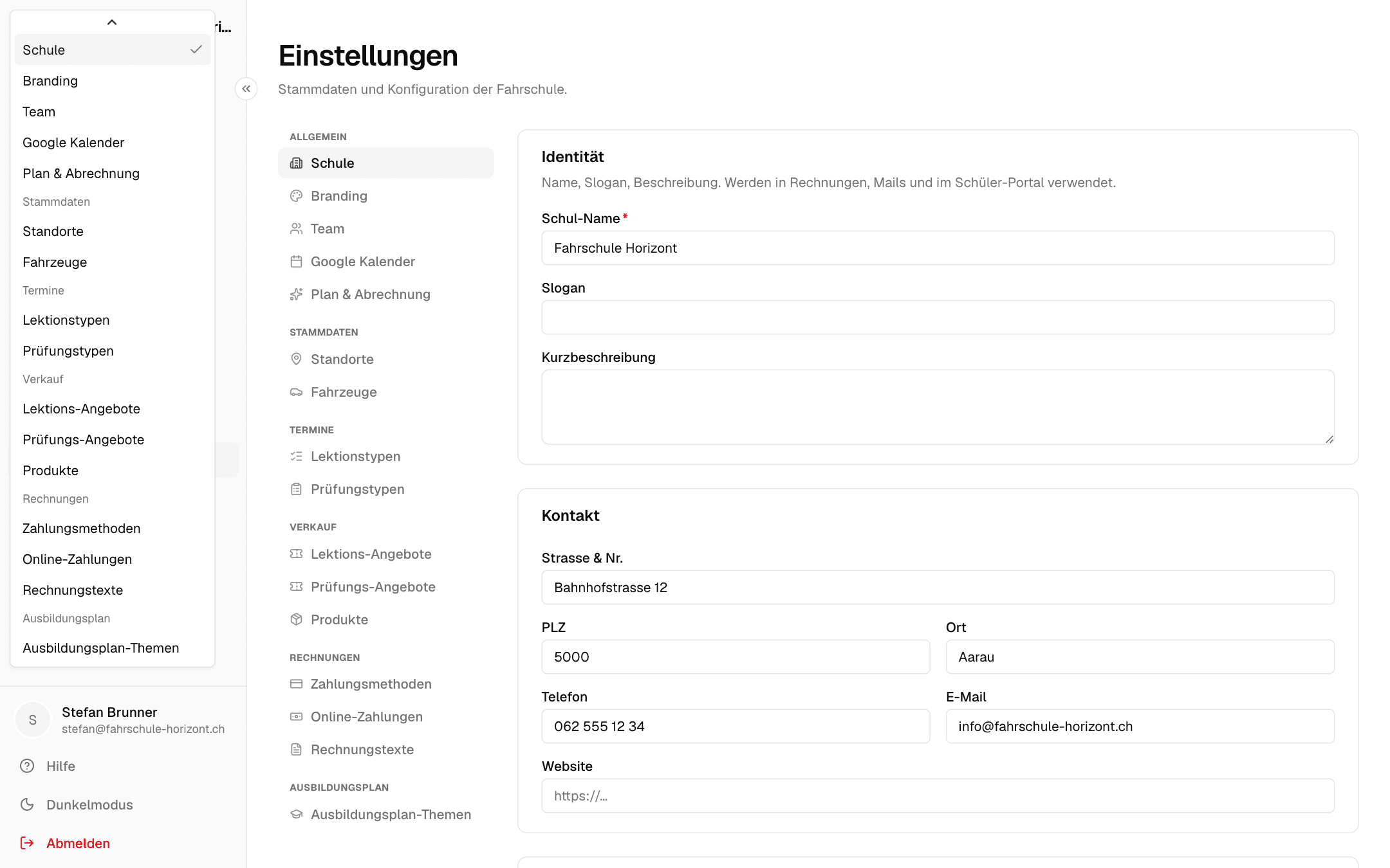 Einstellungen → Schule mit Name, Adresse und Kontaktdaten