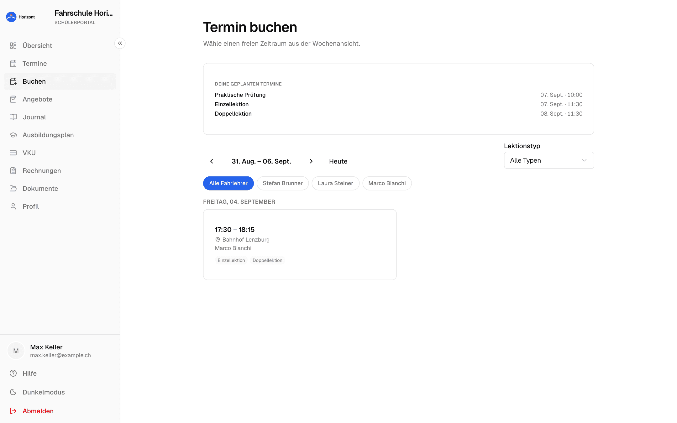 Seite «Termin buchen» mit Wochennavigation, Fahrlehrer-Filter und freien Zeitfenstern